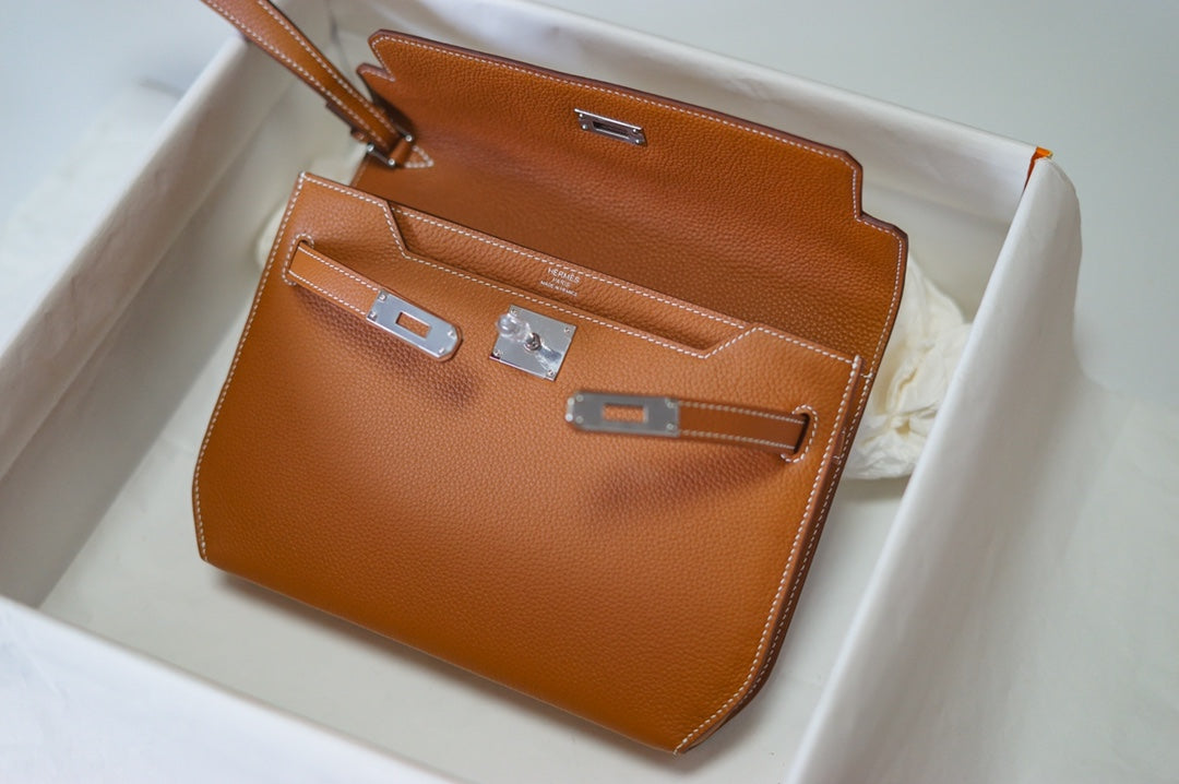Elegant Tan Leather Envelope Clutch Bag with Silver-Tone Turn-Lock Closure