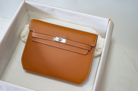 Elegant Tan Leather Envelope Clutch Bag with Silver-Tone Turn-Lock Closure