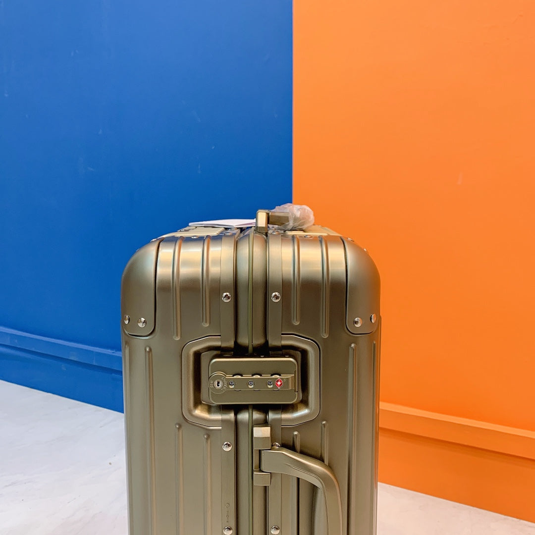 Modern Metallic Grooved Hard Shell Spinner Luggage Set of 3