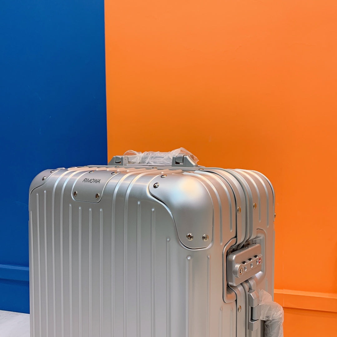 Modern Silver Ribbed Hardshell Spinner Luggage 3-Piece Set