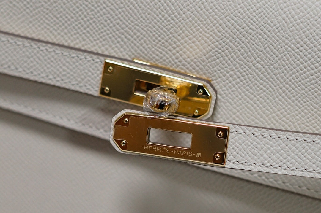 Hermès Kelly To Go Wallet - Off-White Grained Leather with Gold Hardware