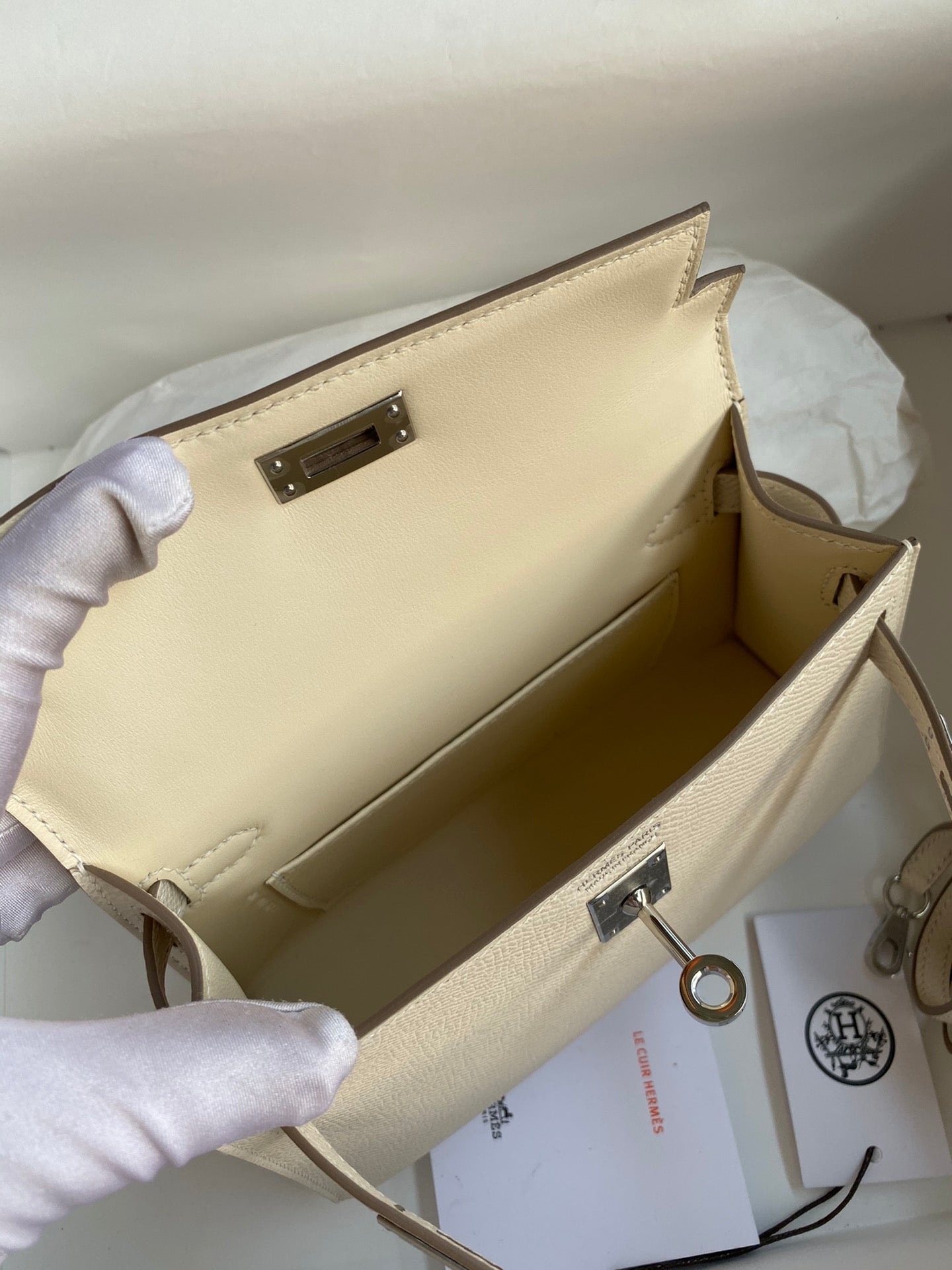 Hermès Kelly 25 Leather Handbag - Craie Off-White with Palladium Hardware