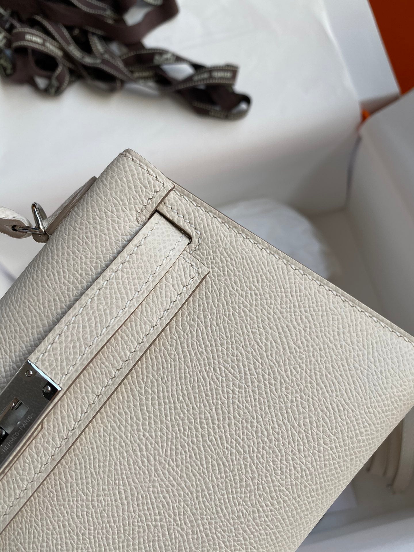 Hermès Kelly 25 Leather Handbag - Craie Off-White with Palladium Hardware