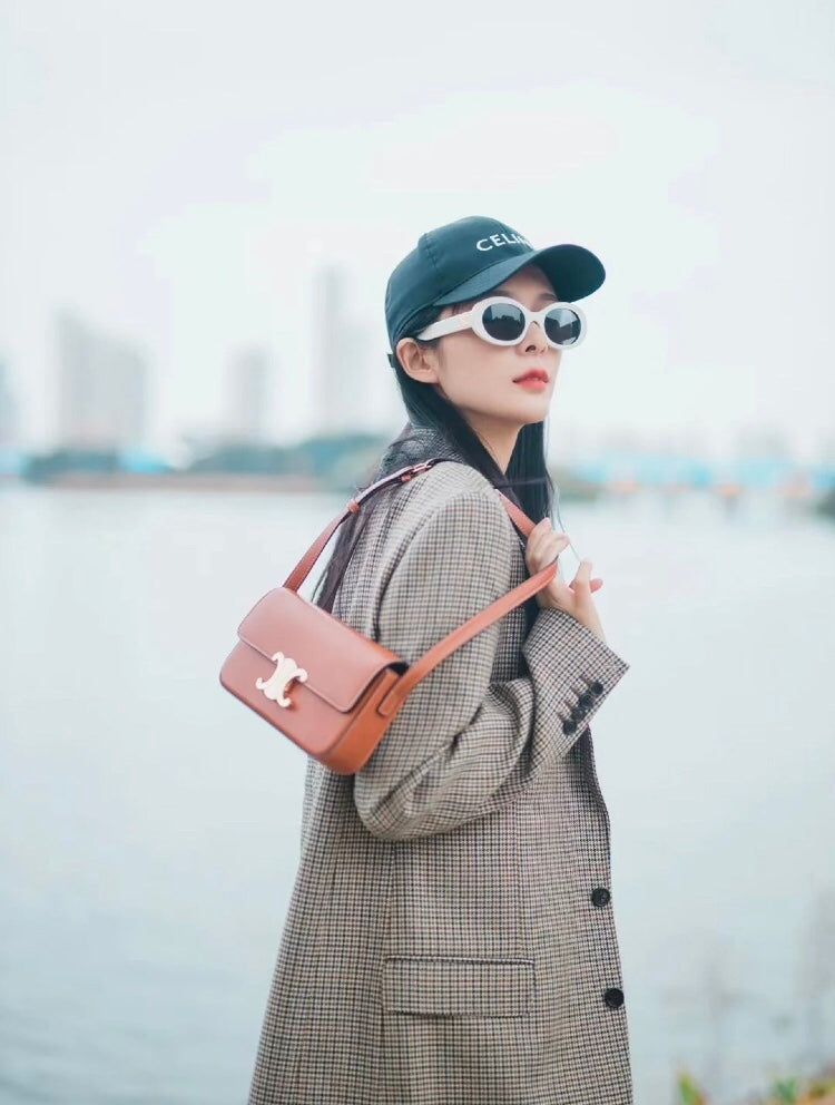 Elegant Tan Leather Shoulder Bag with Gold Hardware - Classic Rectangular Crossbody