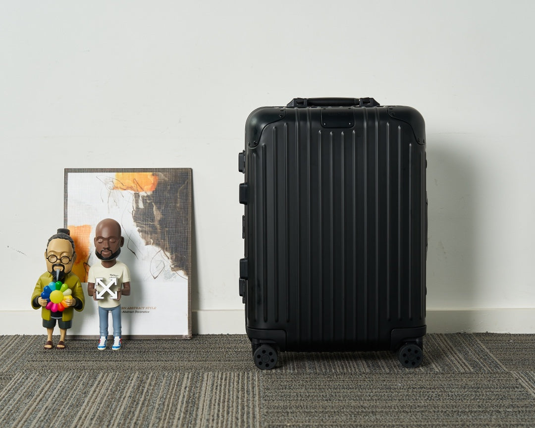 Black Ribbed Hardshell Spinner Suitcase Carry-On Travel Luggage