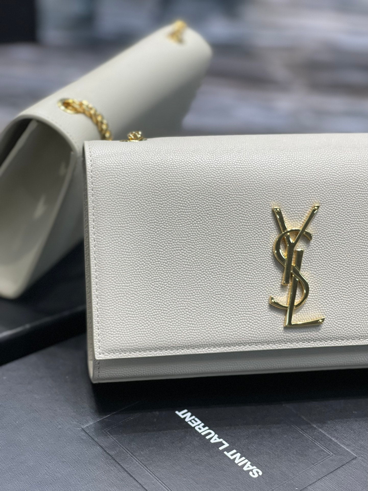 Saint Laurent Kate Small Chain Wallet in Grain de Poudre Embossed Leather - Blanc