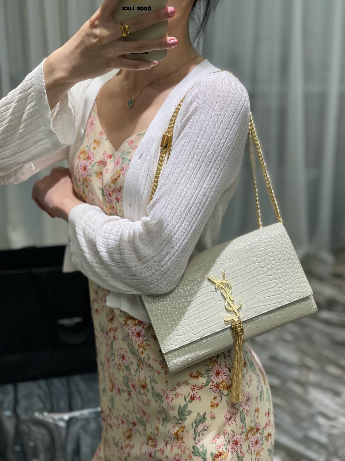 Luxury White Crocodile Embossed Crossbody Bag with Gold Tassel and Chain Strap