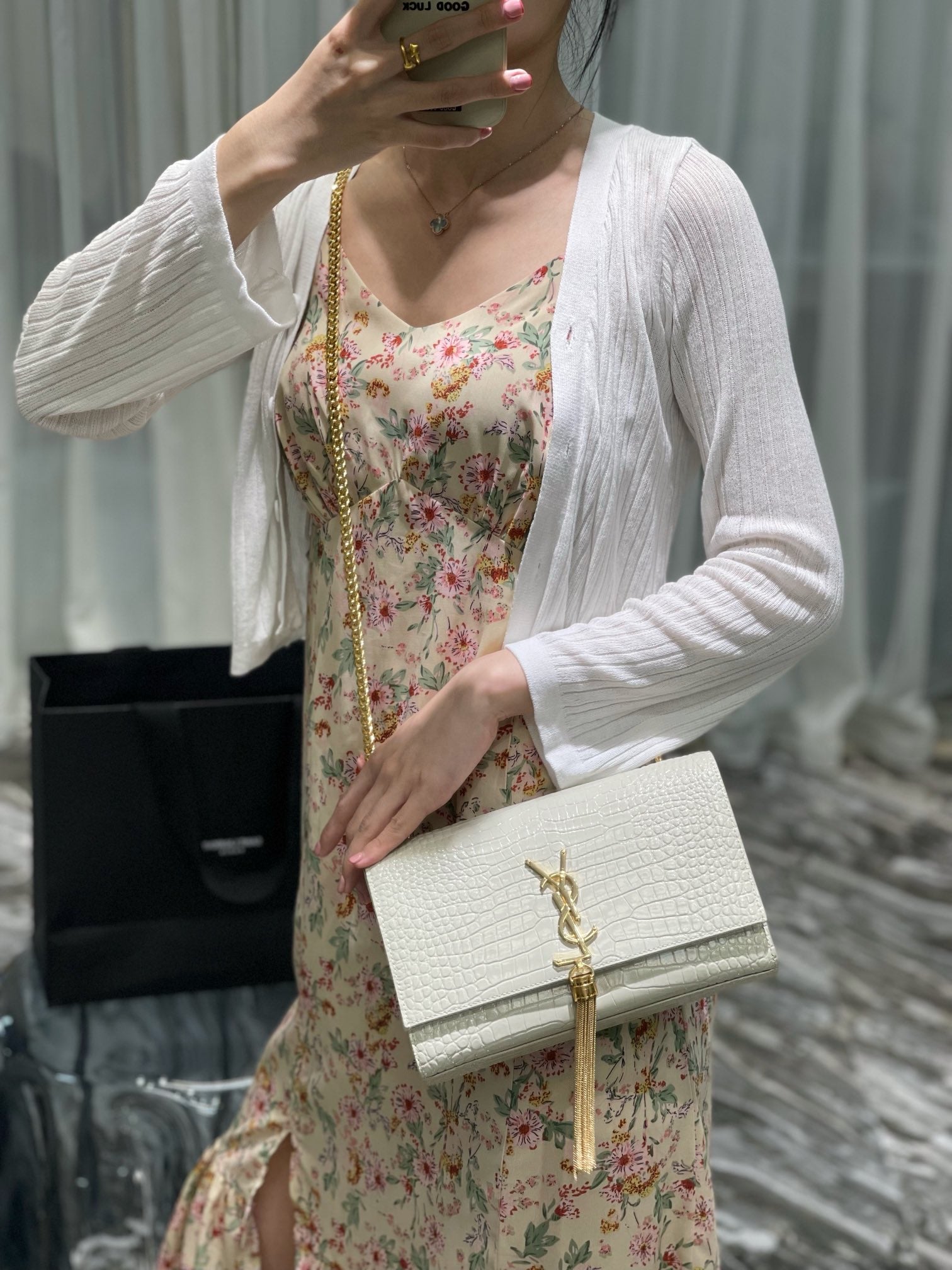 Luxury White Crocodile Embossed Crossbody Bag with Gold Tassel and Chain Strap