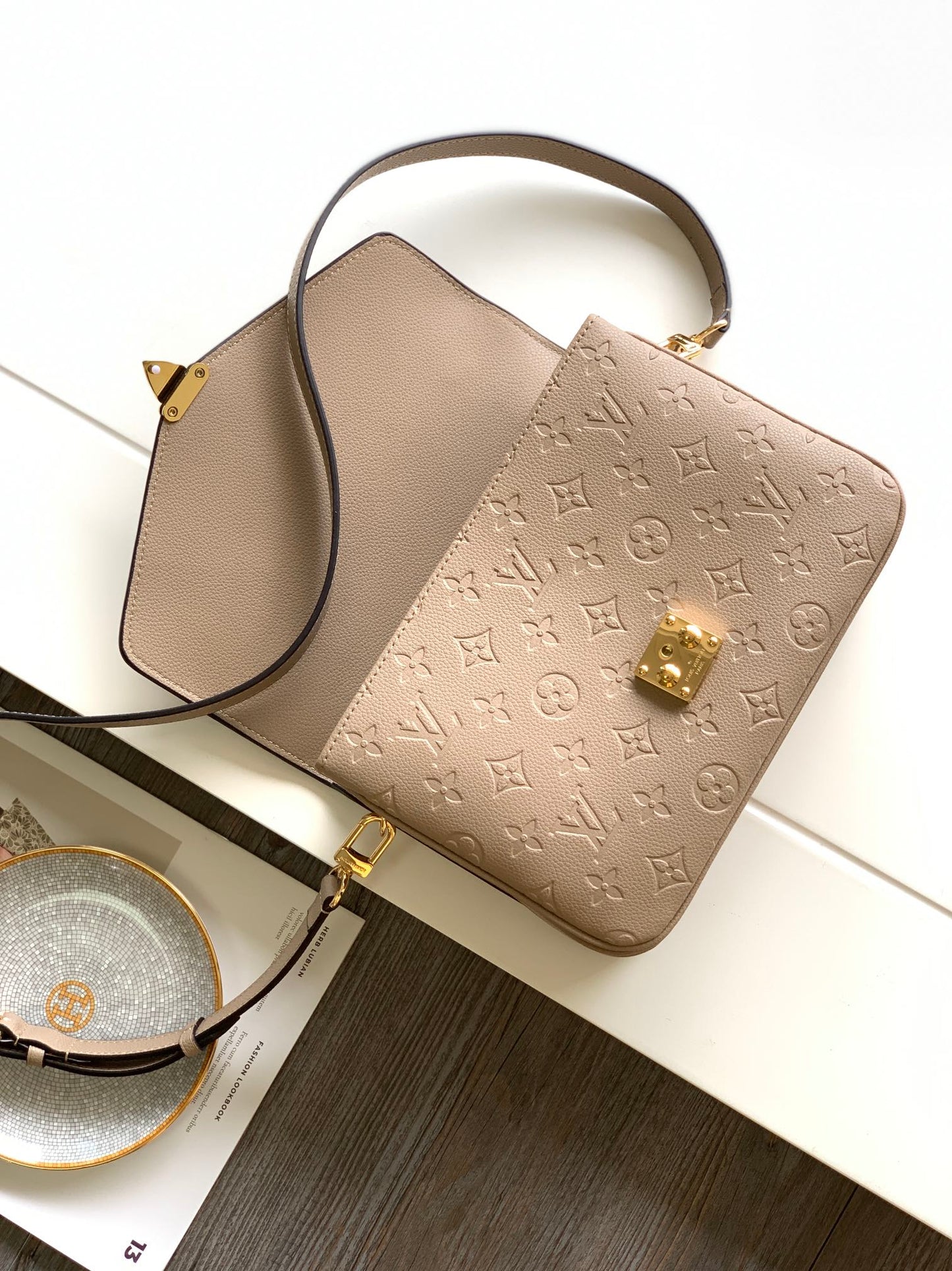 Louis Vuitton Monogram Empreinte Pochette Métis - Tourterelle