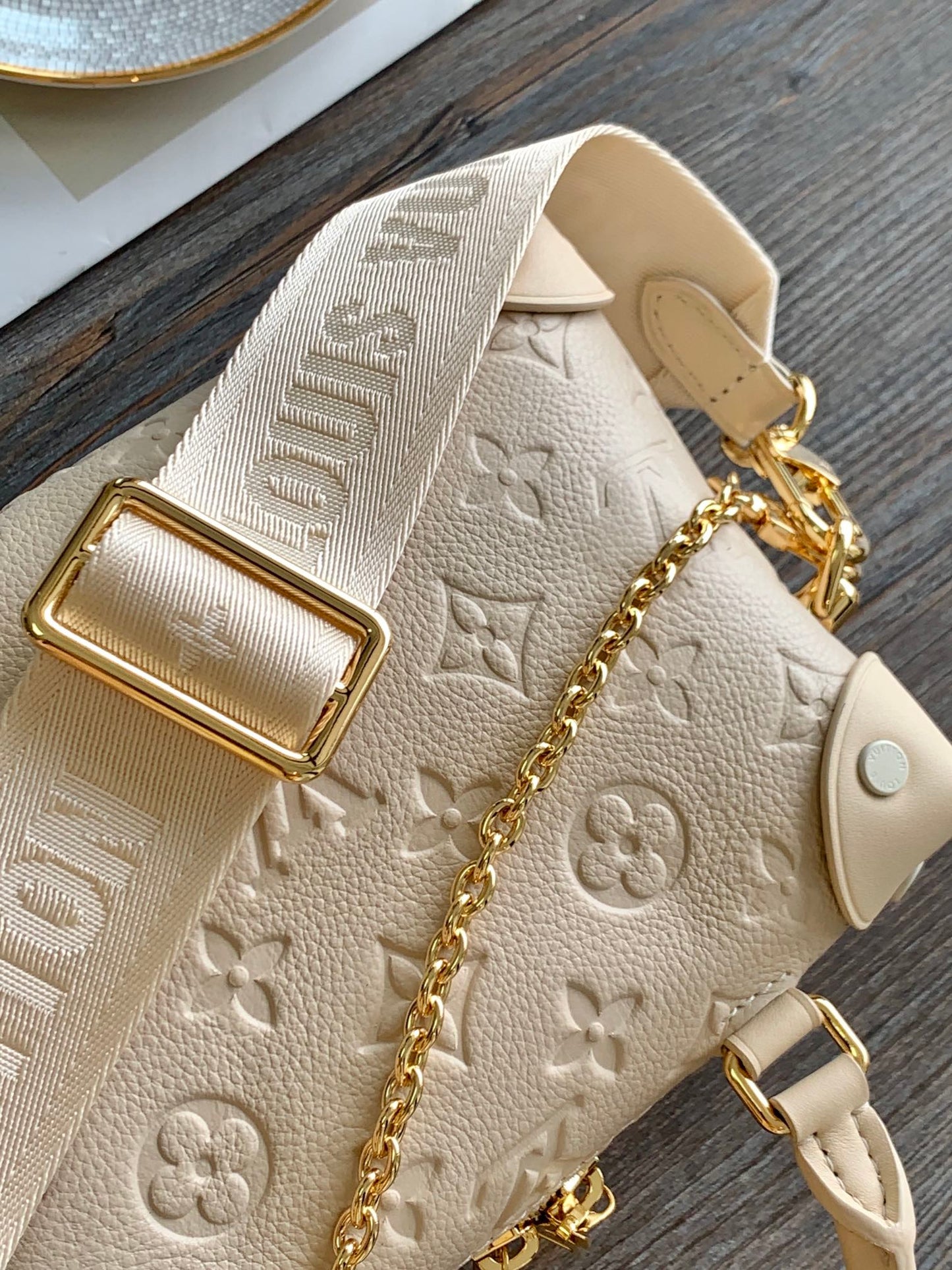 Louis Vuitton Valisette Tresor Mahina Leather Handbag - Creme