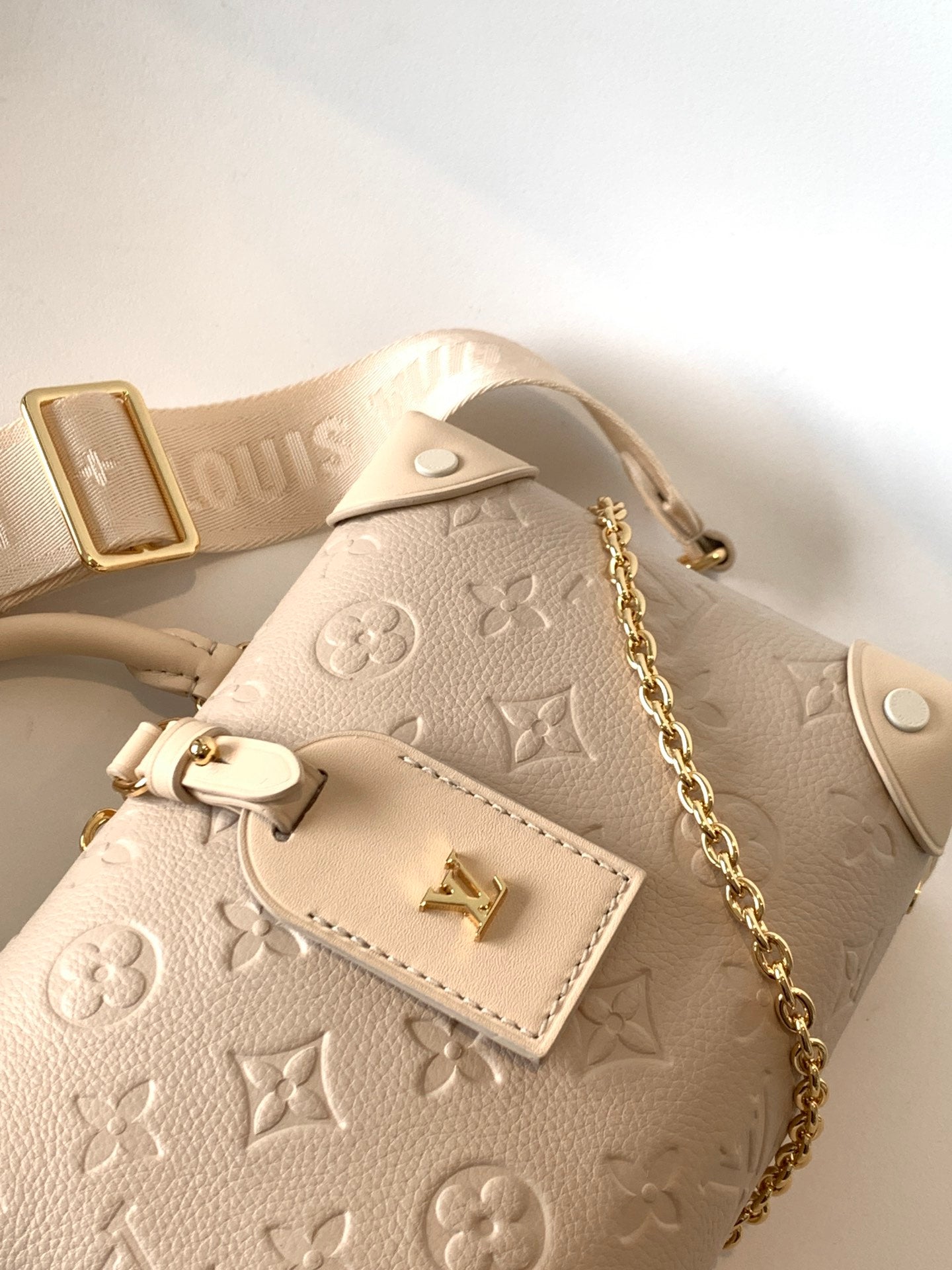 Louis Vuitton Valisette Tresor Mahina Leather Handbag - Creme