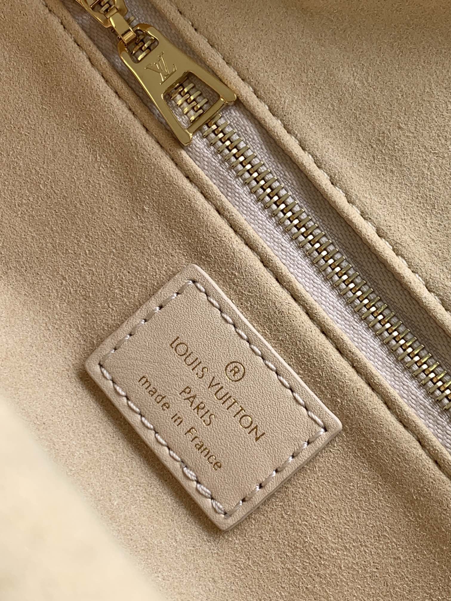 Louis Vuitton Valisette Tresor Mahina Leather Handbag - Creme