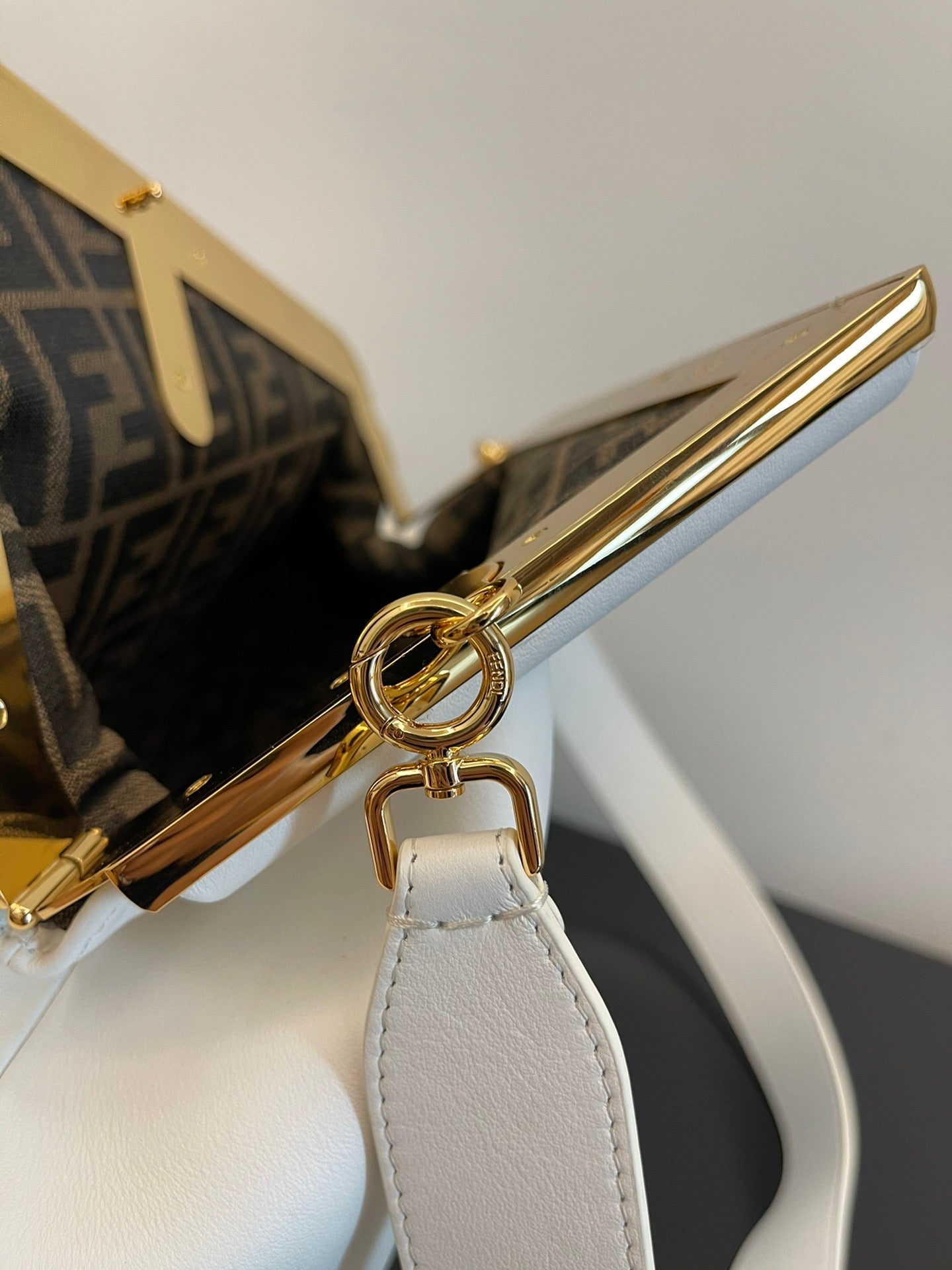 Elegant White Leather Clutch Bag with Unique F-Shaped Frame and Detachable Shoulder Strap