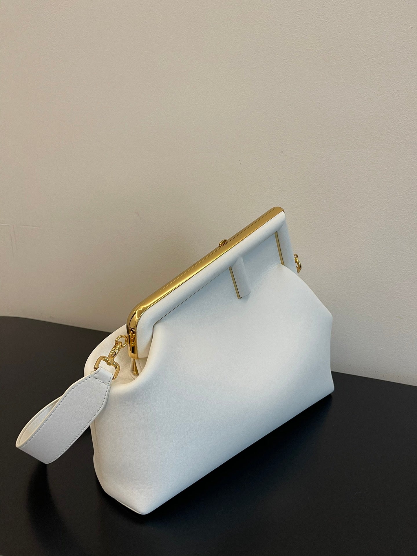 Elegant White Leather Clutch Bag with Unique F-Shaped Frame and Detachable Shoulder Strap
