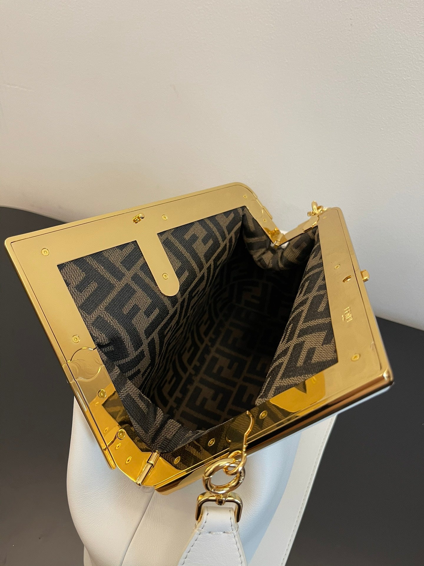 Elegant White Leather Clutch Bag with Unique F-Shaped Frame and Detachable Shoulder Strap