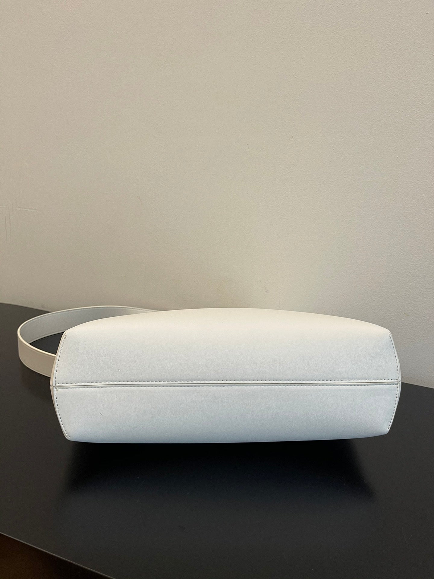 Elegant White Leather Clutch Bag with Unique F-Shaped Frame and Detachable Shoulder Strap
