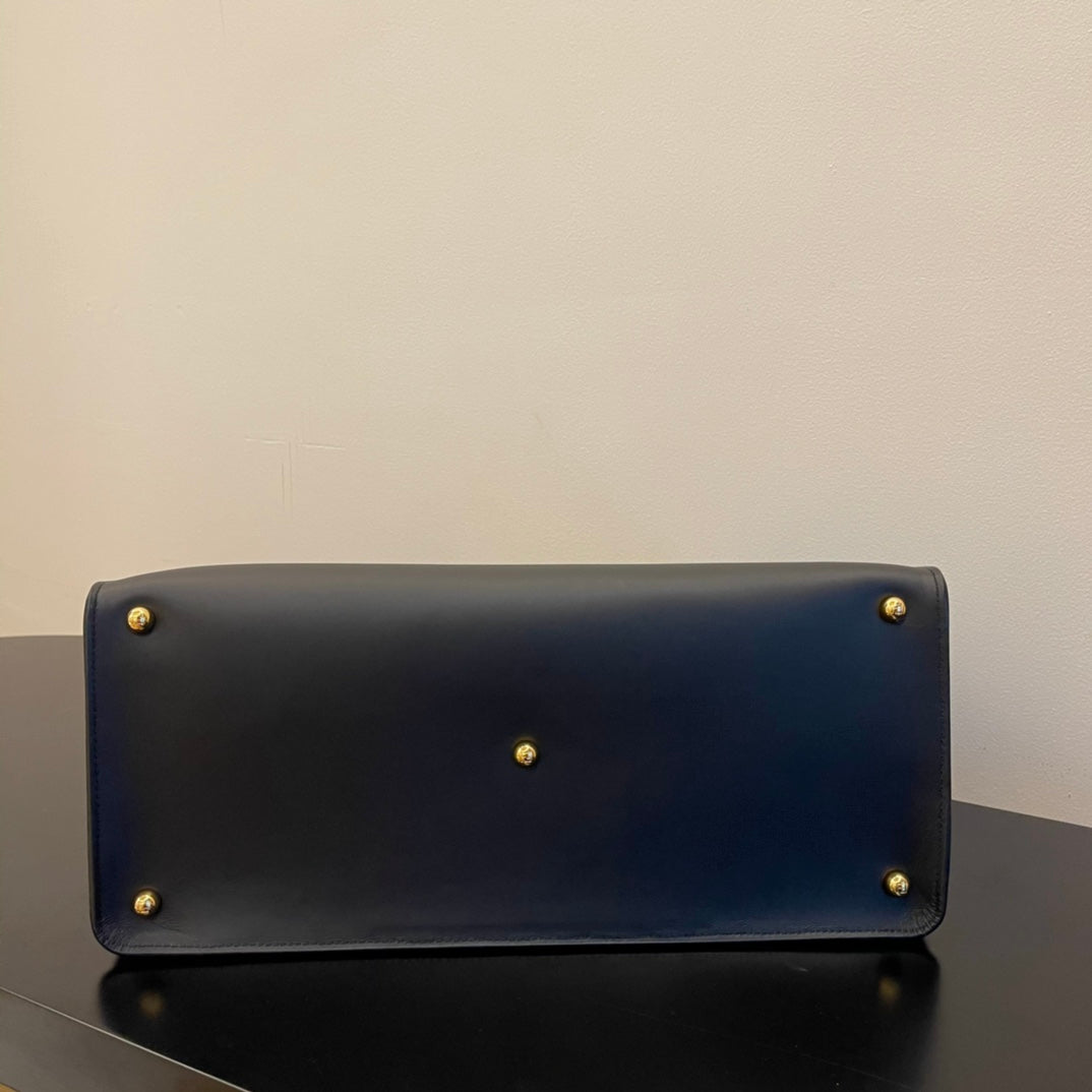 Elegant Black Leather Handbag with Gold Rectangular Clasp and Detachable Shoulder Strap