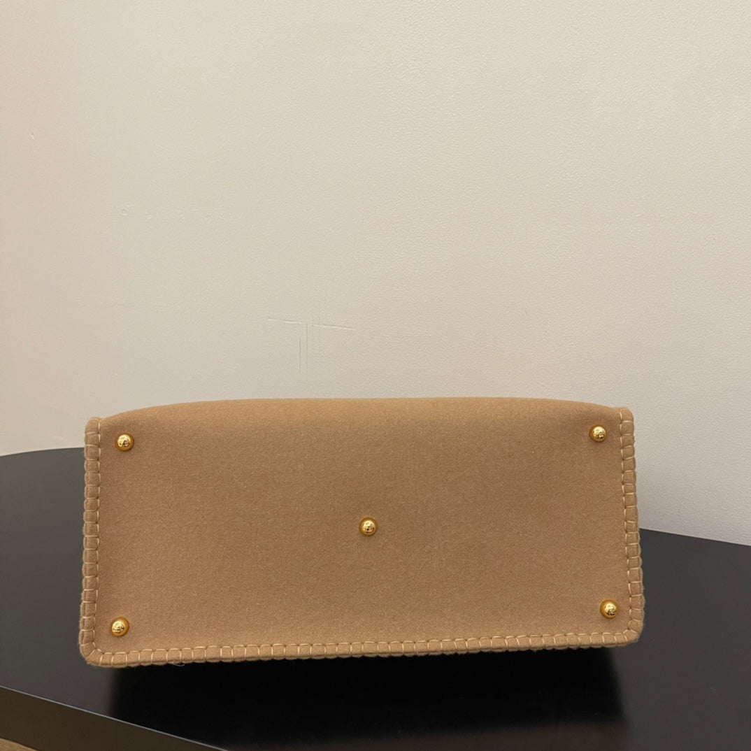 Elegant Tan Faux Leather Crossbody Handbag with Gold-Tone Clasp and Adjustable Shoulder Strap
