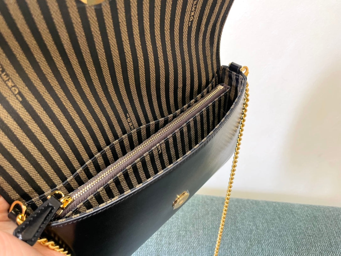 Fendi Baguette Wallet On Chain Black Leather Gold-Tone Hardware