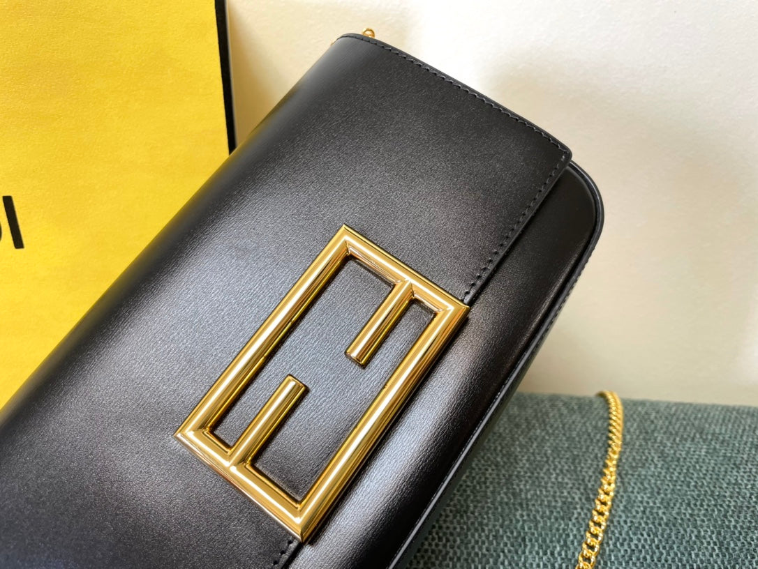 Fendi Baguette Wallet On Chain Black Leather Gold-Tone Hardware