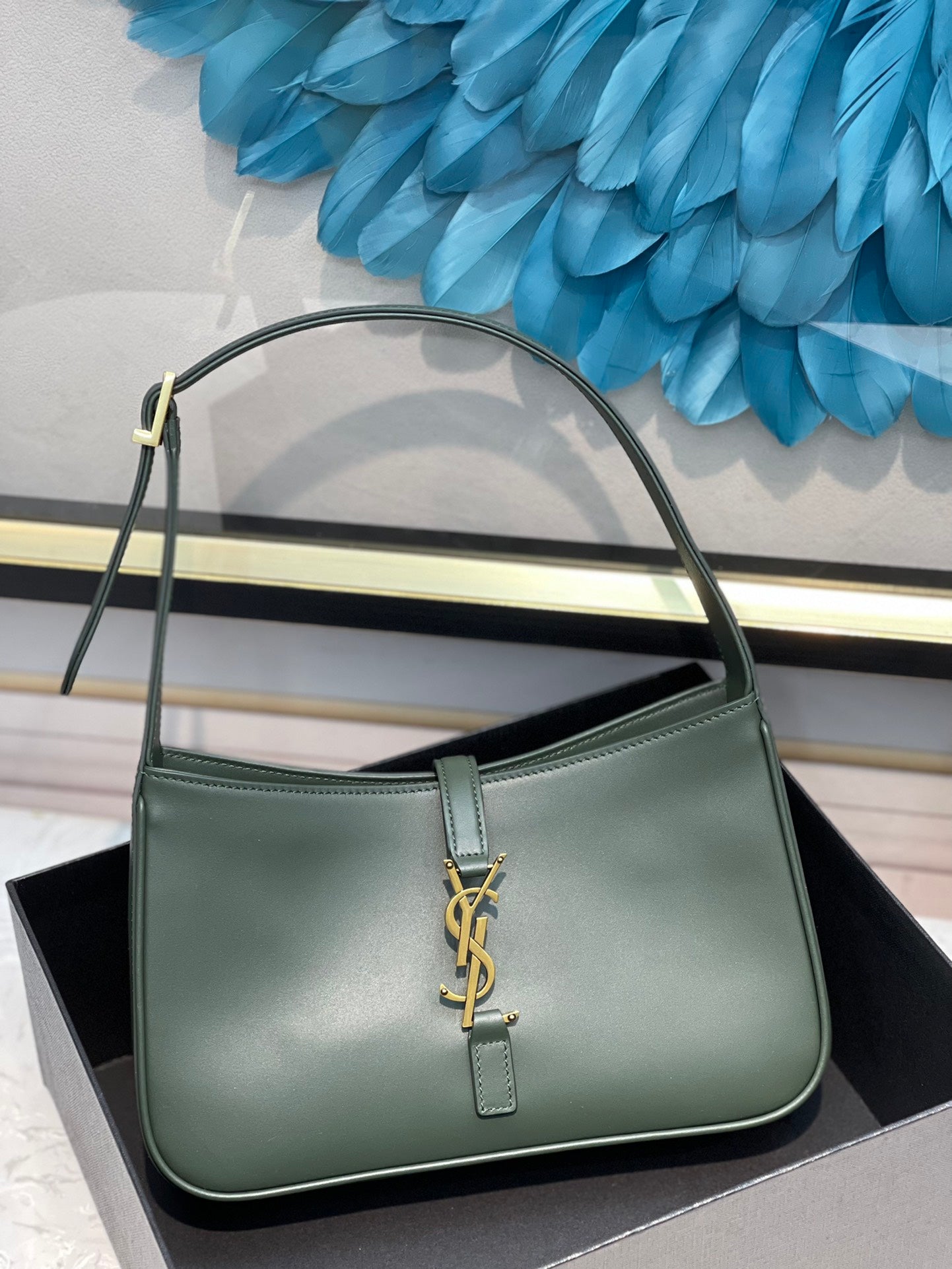 Saint Laurent Le 5 à 7 Hobo Bag in Smooth Leather - Forest Green