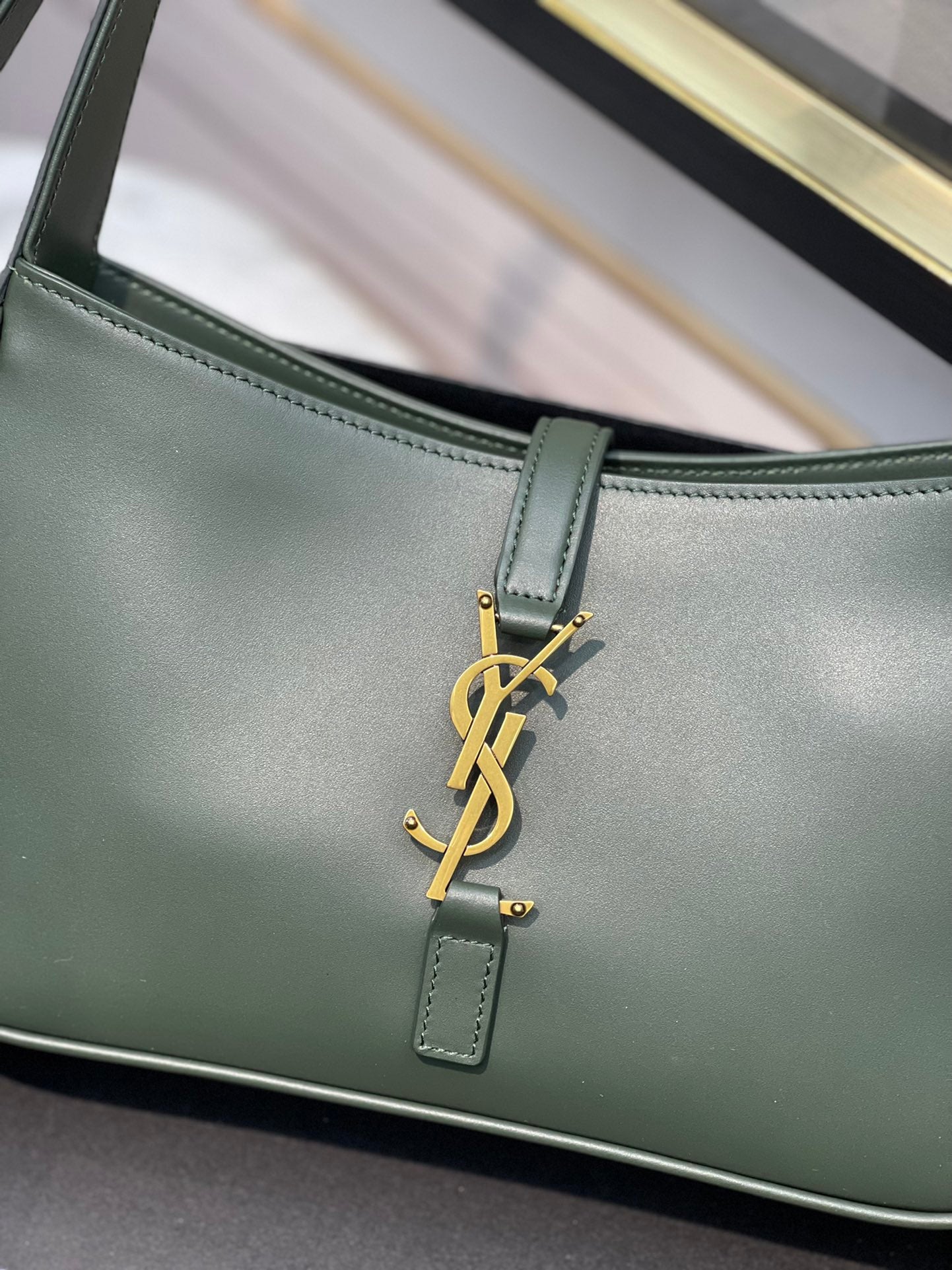 Saint Laurent Le 5 à 7 Hobo Bag in Smooth Leather - Forest Green
