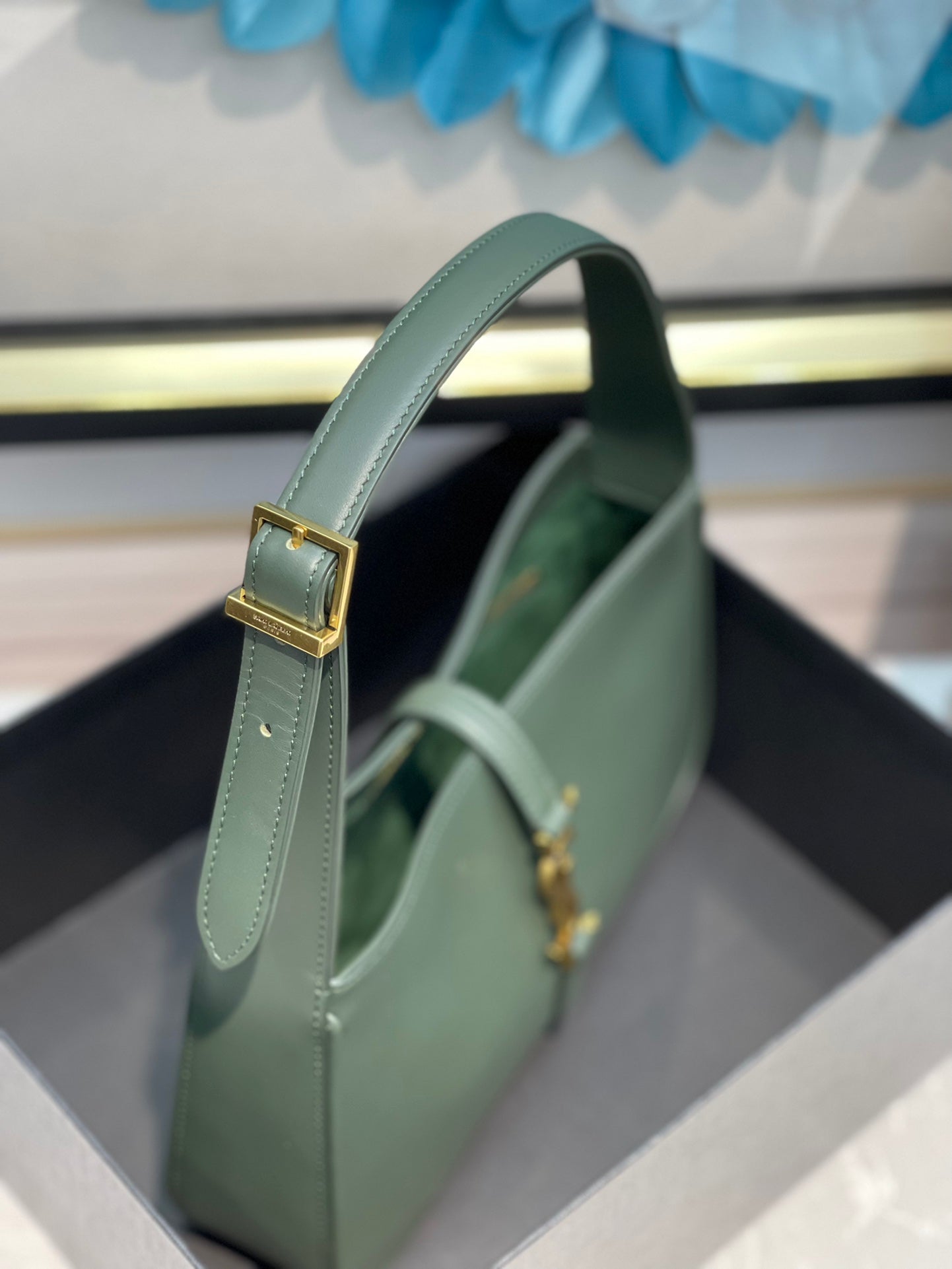 Saint Laurent Le 5 à 7 Hobo Bag in Smooth Leather - Forest Green
