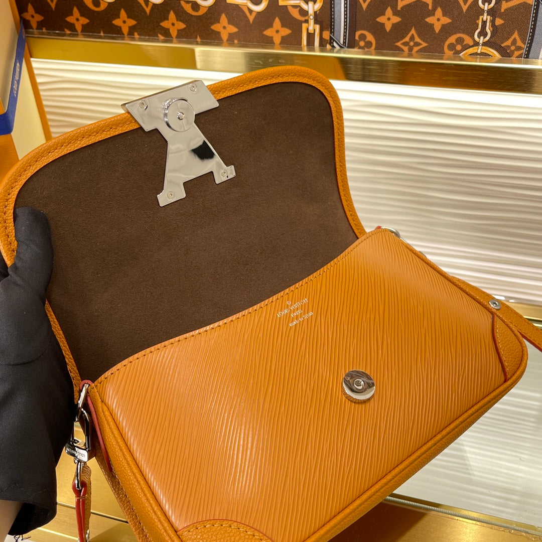 Louis Vuitton Buci Shoulder Bag - Gold Epi Leather - Tan