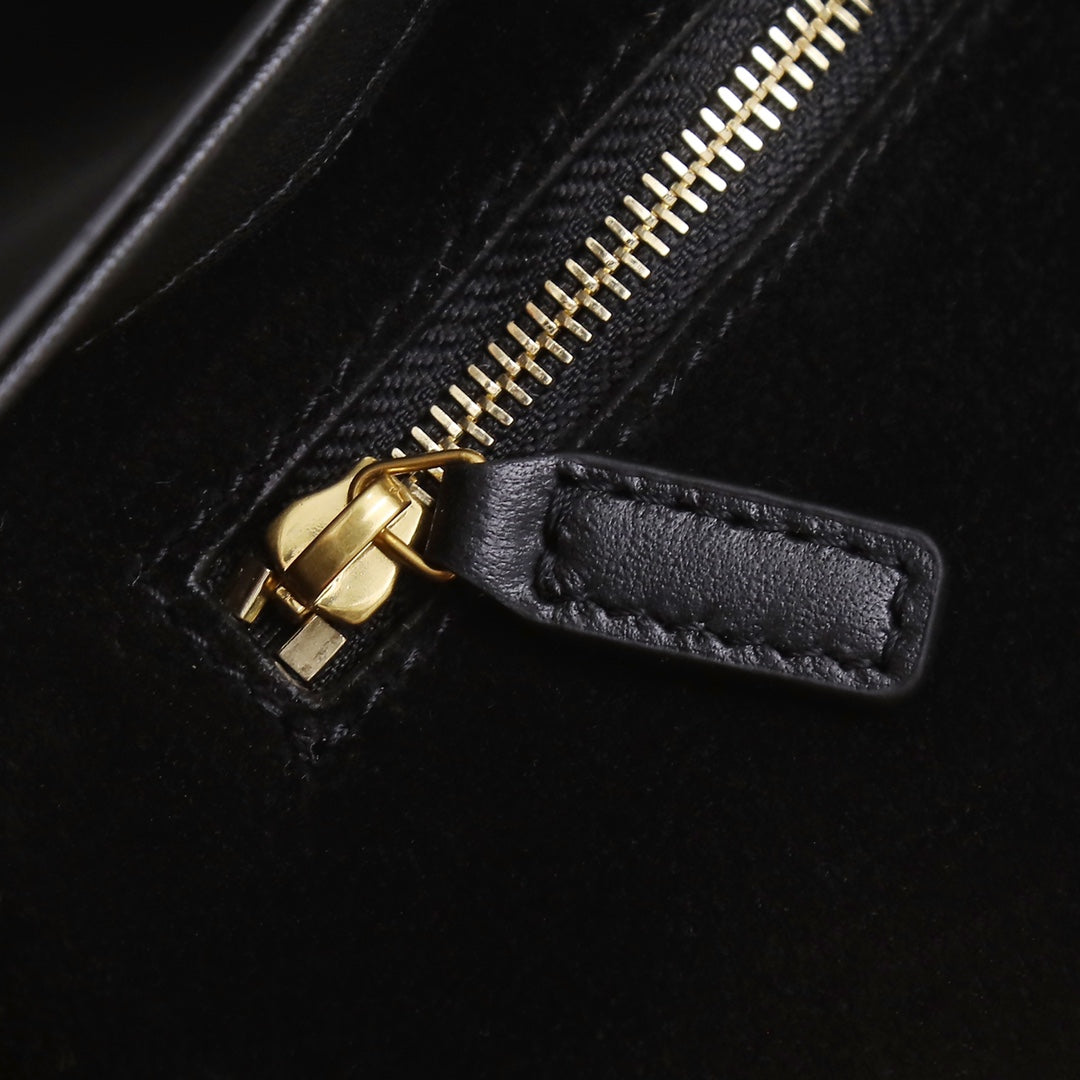 Saint Laurent Le 5 à 7 Small Hobo Bag in Smooth Leather - Black