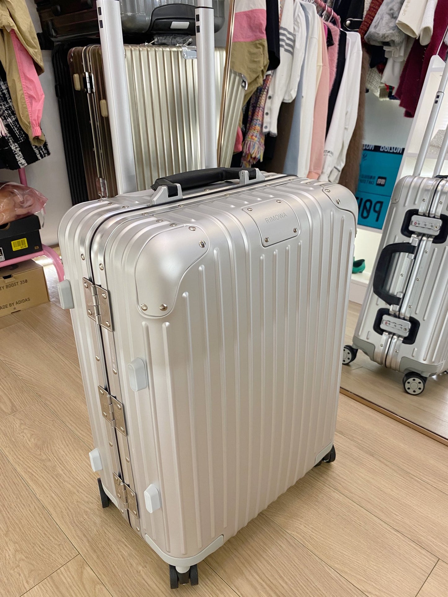 Modern Silver Metallic Hard Shell Spinner Suitcase with Ribbed Detail