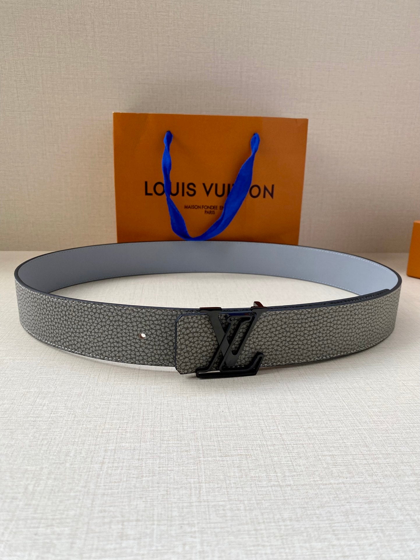 Louis Vuitton LV Initiales 40mm Grey Textured Leather Men's Belt with Matte Black Buckle - Designer Luxury Fashion Accessory