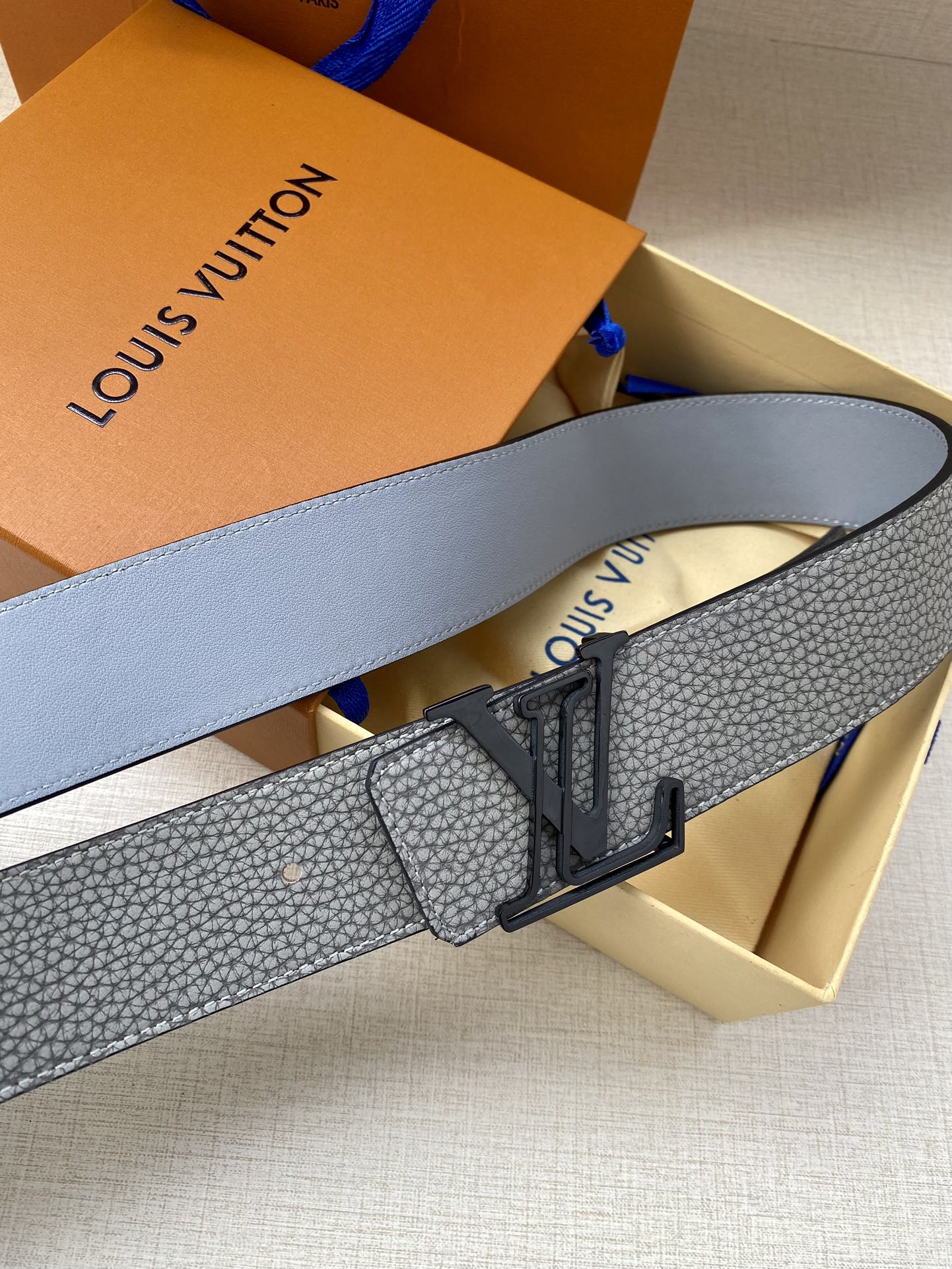 Louis Vuitton LV Initiales 40mm Grey Textured Leather Men's Belt with Matte Black Buckle - Designer Luxury Fashion Accessory