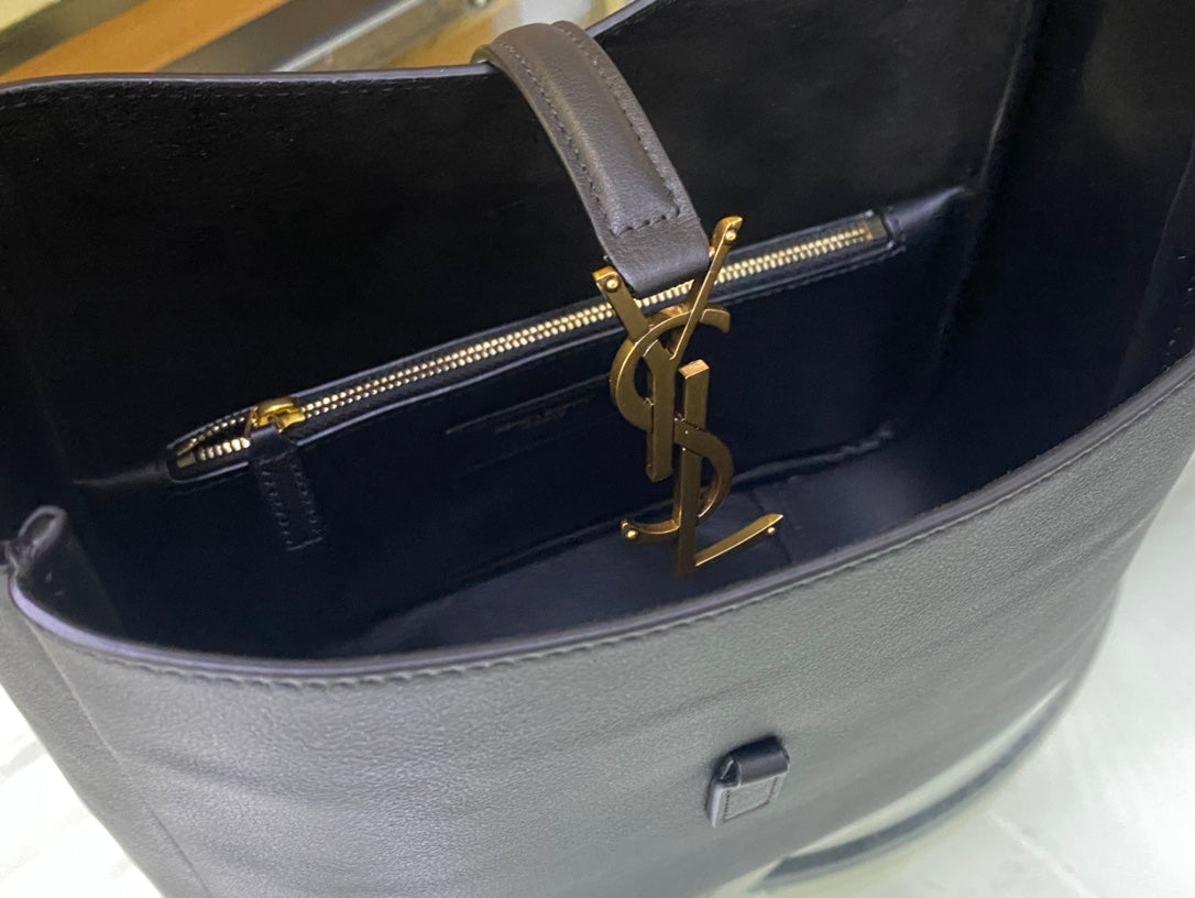 Saint Laurent Le 5 à 7 Soft Small Hobo Bag in Smooth Leather - Navy Blue