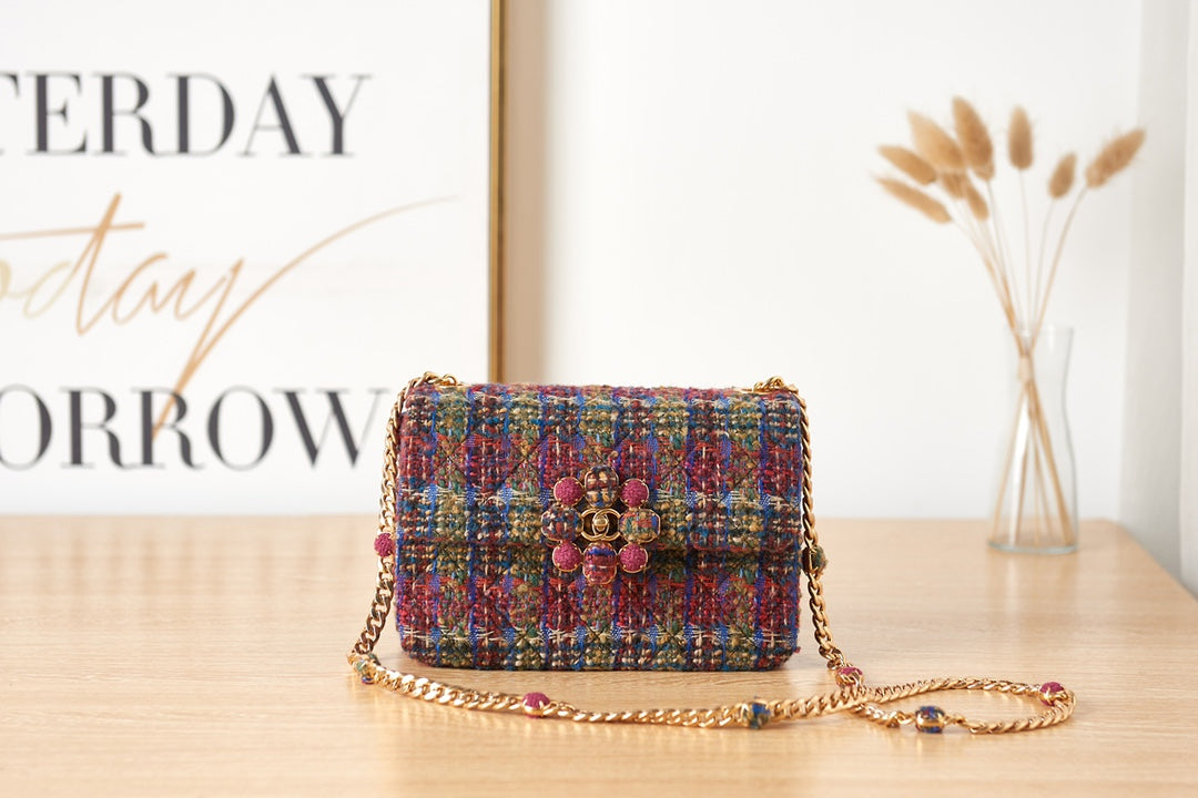 Luxury Multicolor Tweed Shoulder Bag with Jeweled Bee Clasp and Gold Chain Strap