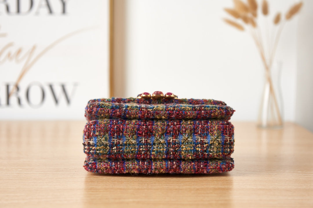 Luxury Multicolor Tweed Shoulder Bag with Jeweled Bee Clasp and Gold Chain Strap