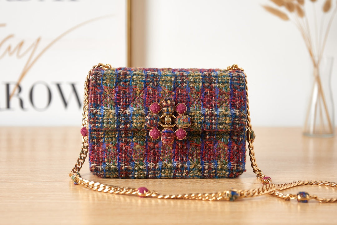 Luxury Multicolor Tweed Shoulder Bag with Jeweled Bee Clasp and Gold Chain Strap