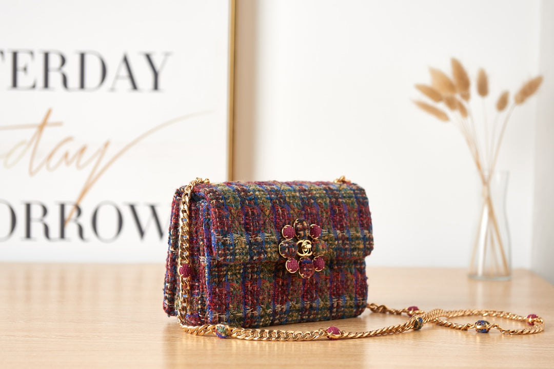 Luxury Multicolor Tweed Shoulder Bag with Jeweled Bee Clasp and Gold Chain Strap