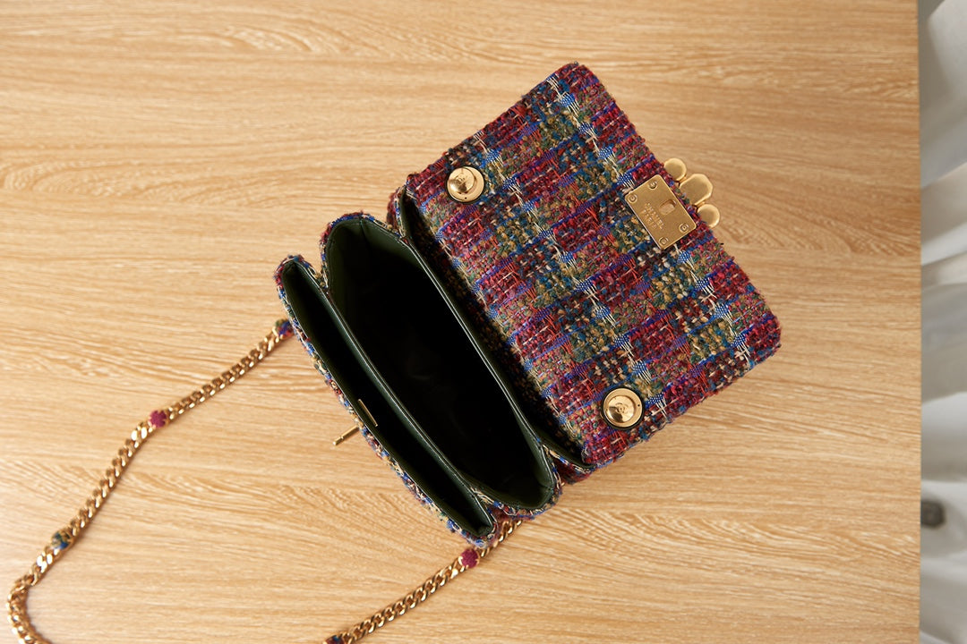 Luxury Multicolor Tweed Shoulder Bag with Jeweled Bee Clasp and Gold Chain Strap