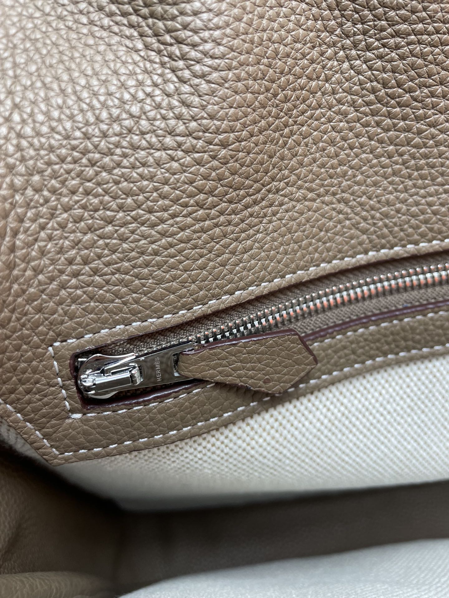 Minimalist Taupe Leather Shoulder Bag with Adjustable Crossbody Strap