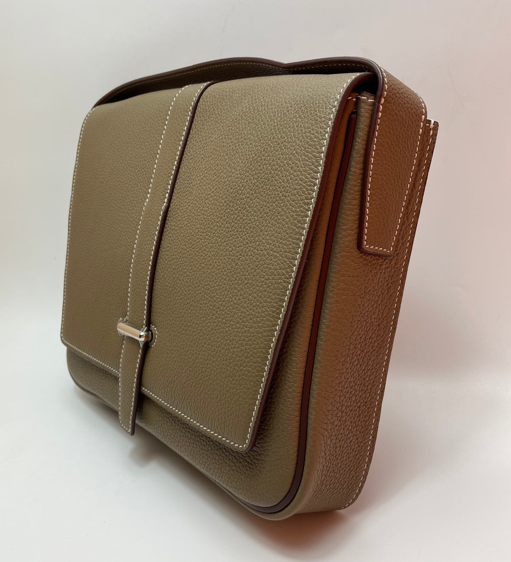 Minimalist Taupe Leather Shoulder Bag with Adjustable Crossbody Strap