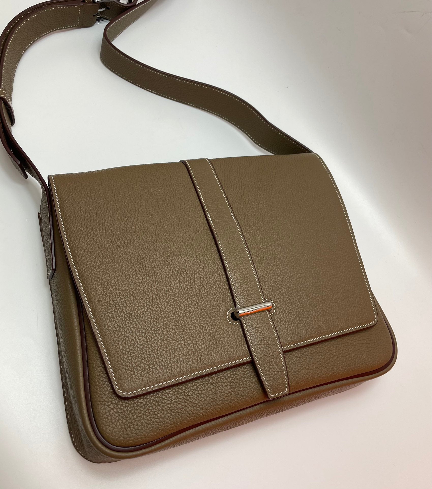 Minimalist Taupe Leather Shoulder Bag with Adjustable Crossbody Strap