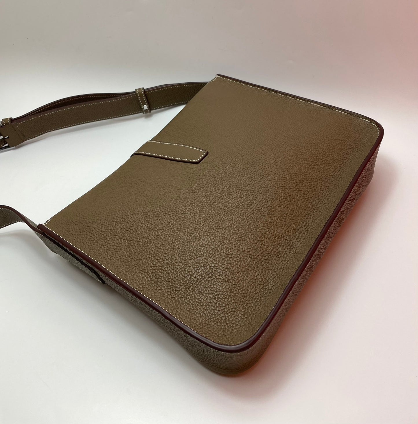Minimalist Taupe Leather Shoulder Bag with Adjustable Crossbody Strap