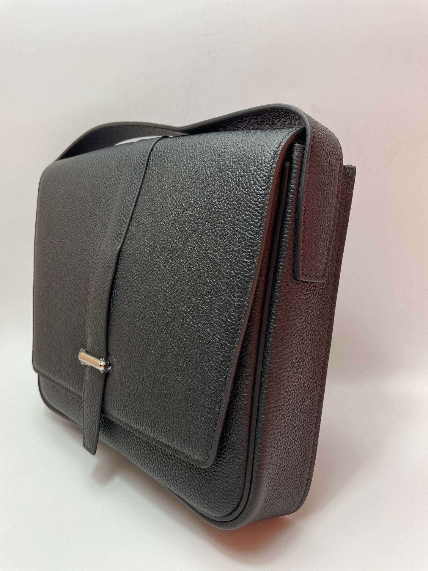 Men's Classic Black Textured Messenger Bag with Adjustable Shoulder Strap