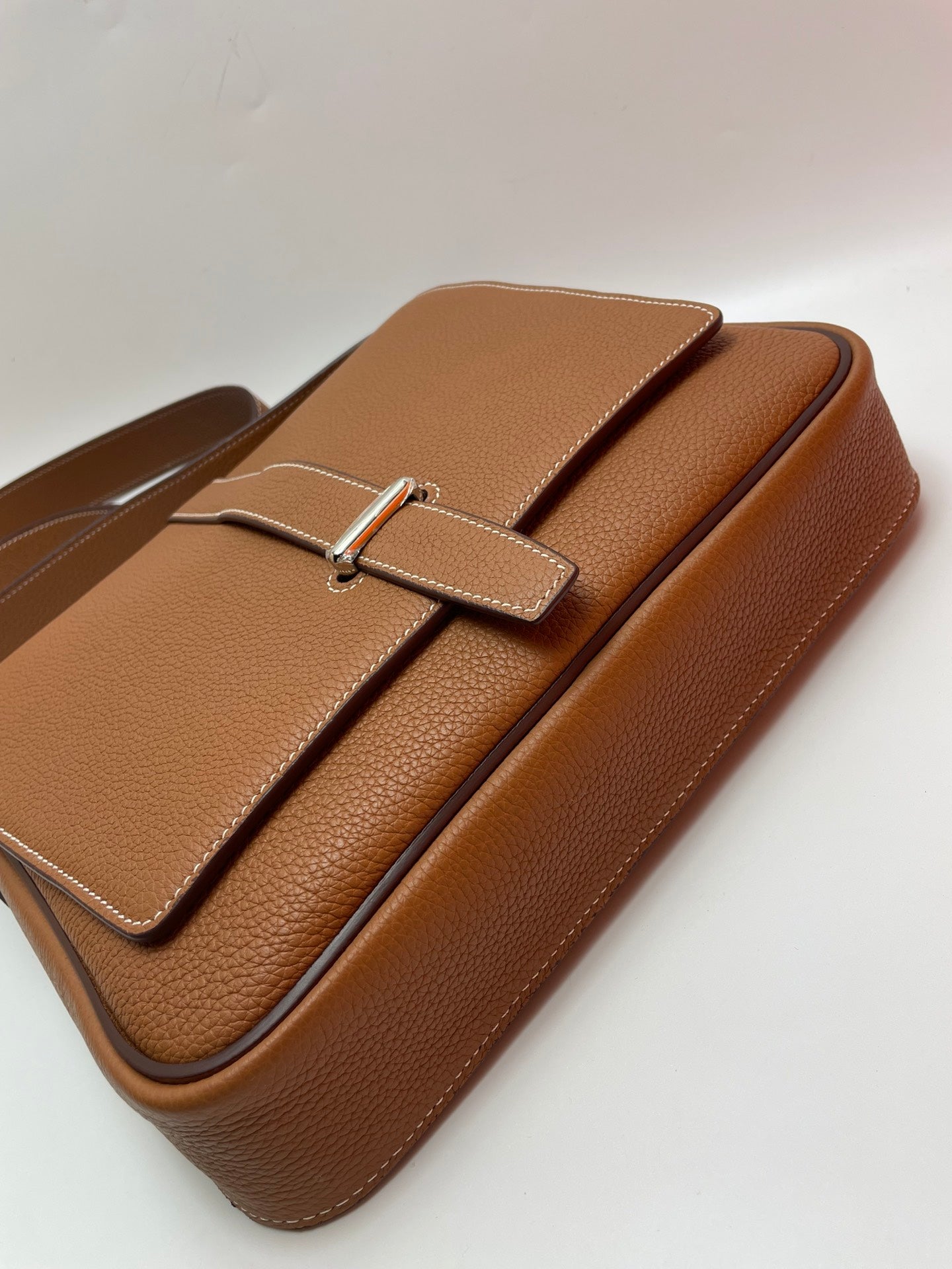 Luxury Tan Brown Leather Messenger Shoulder Bag with Silver-Tone Hardware