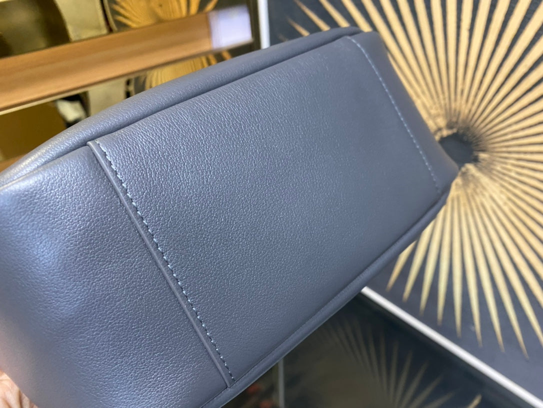 Saint Laurent Le 5 à 7 Large Hobo Bag in Smooth Navy Leather