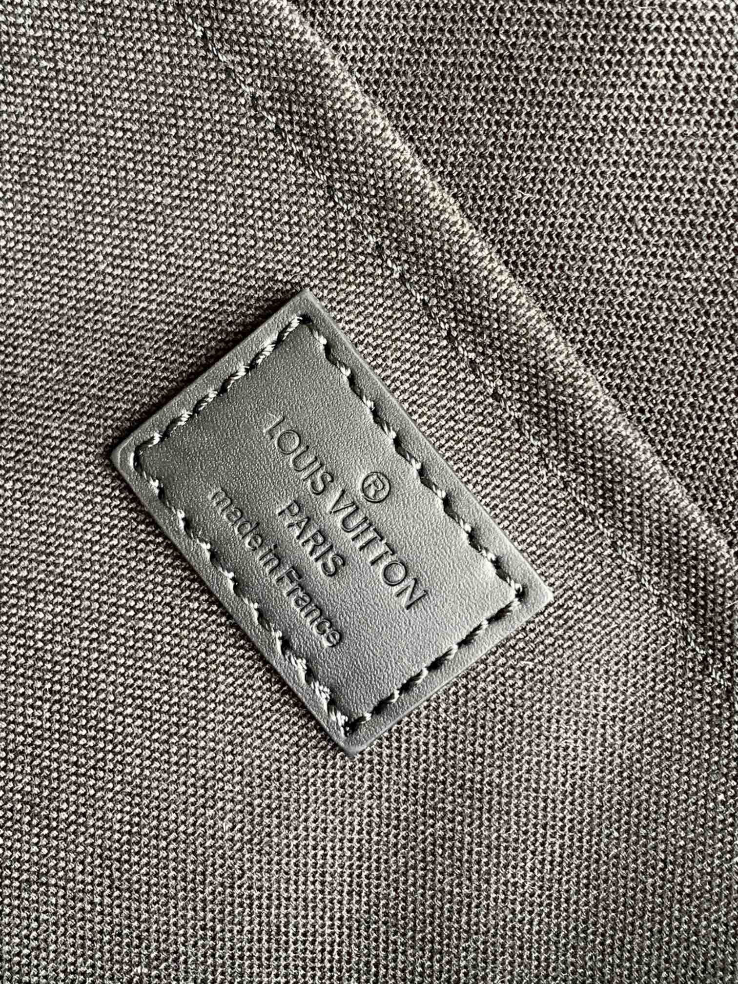 Louis Vuitton Keepall Bandoulière 25 Monogram Eclipse Canvas Bag