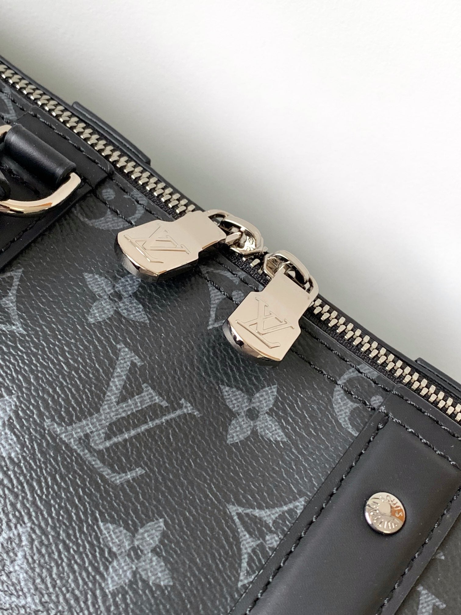 Louis Vuitton Keepall Bandoulière 25 Monogram Eclipse Canvas Bag