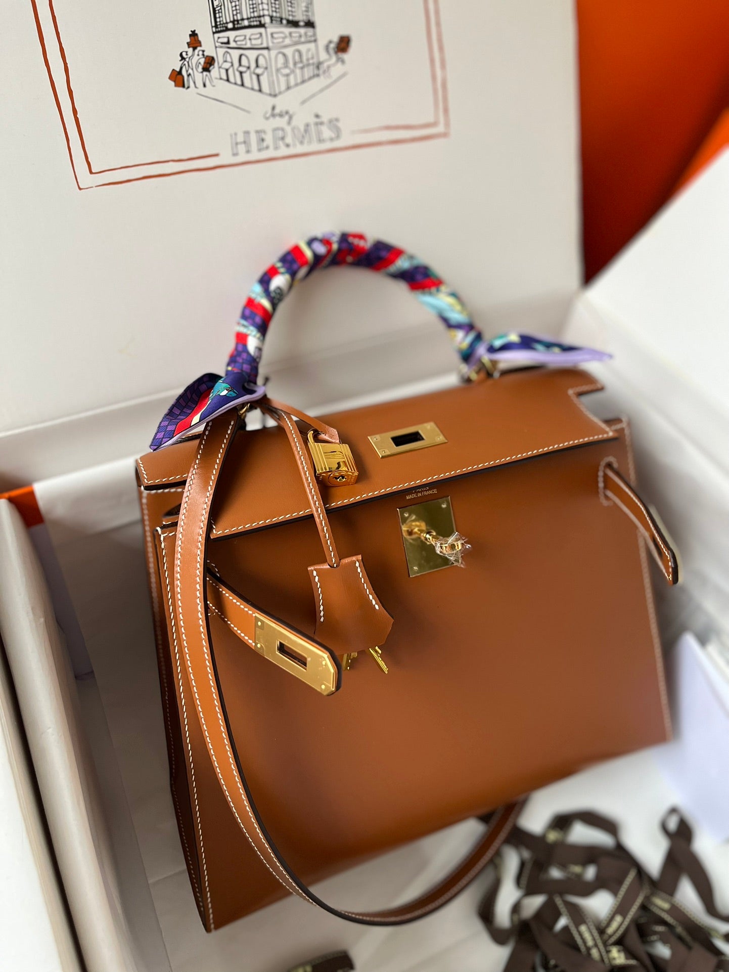 Hermès Kelly Bag Gold Leather with Gold Hardware and Twilly Scarf