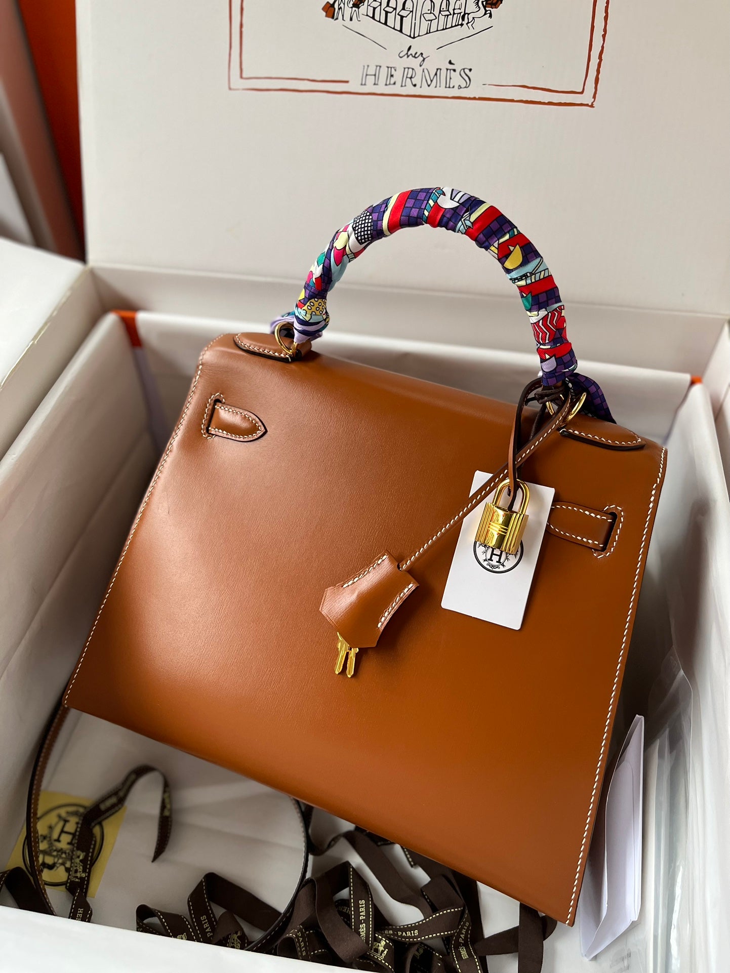 Hermès Kelly Bag Gold Leather with Gold Hardware and Twilly Scarf