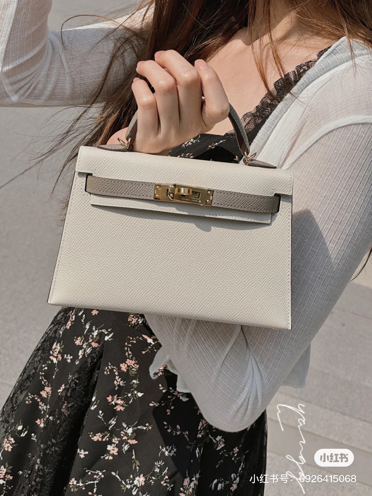 Elegant Small Leather Handbag with Gold Clasp - White and Grey Top Handle Bag